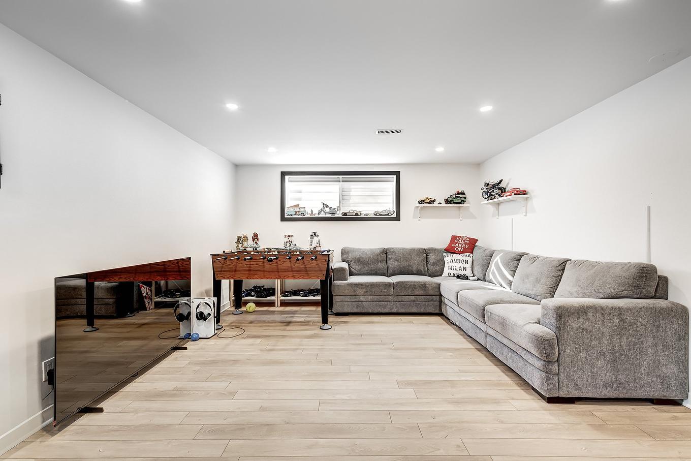 Family room - 43 Rue Rockwood, Dollard-Des-Ormeaux, QC - Indoor Photo Showing Living Room