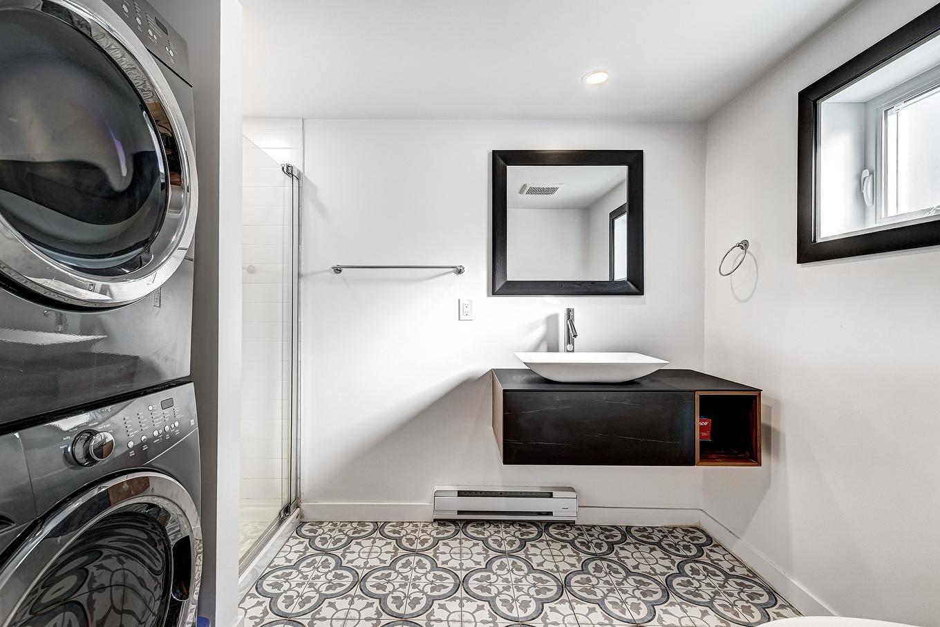 Bathroom - 43 Rue Rockwood, Dollard-Des-Ormeaux, QC - Indoor Photo Showing Laundry Room