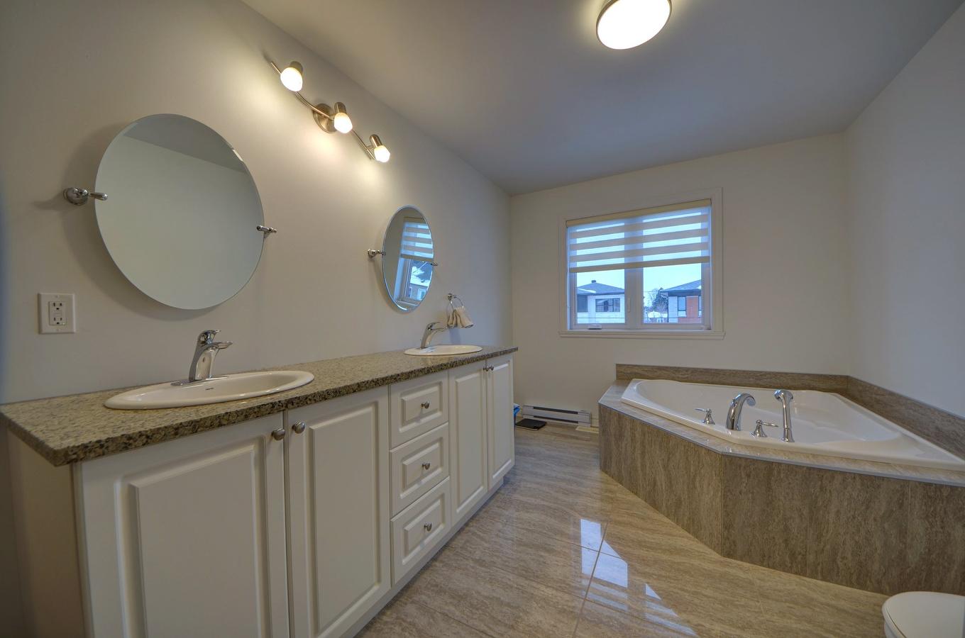 Bathroom - 5527 Rue Aline, Brossard, QC - Indoor Photo Showing Bathroom