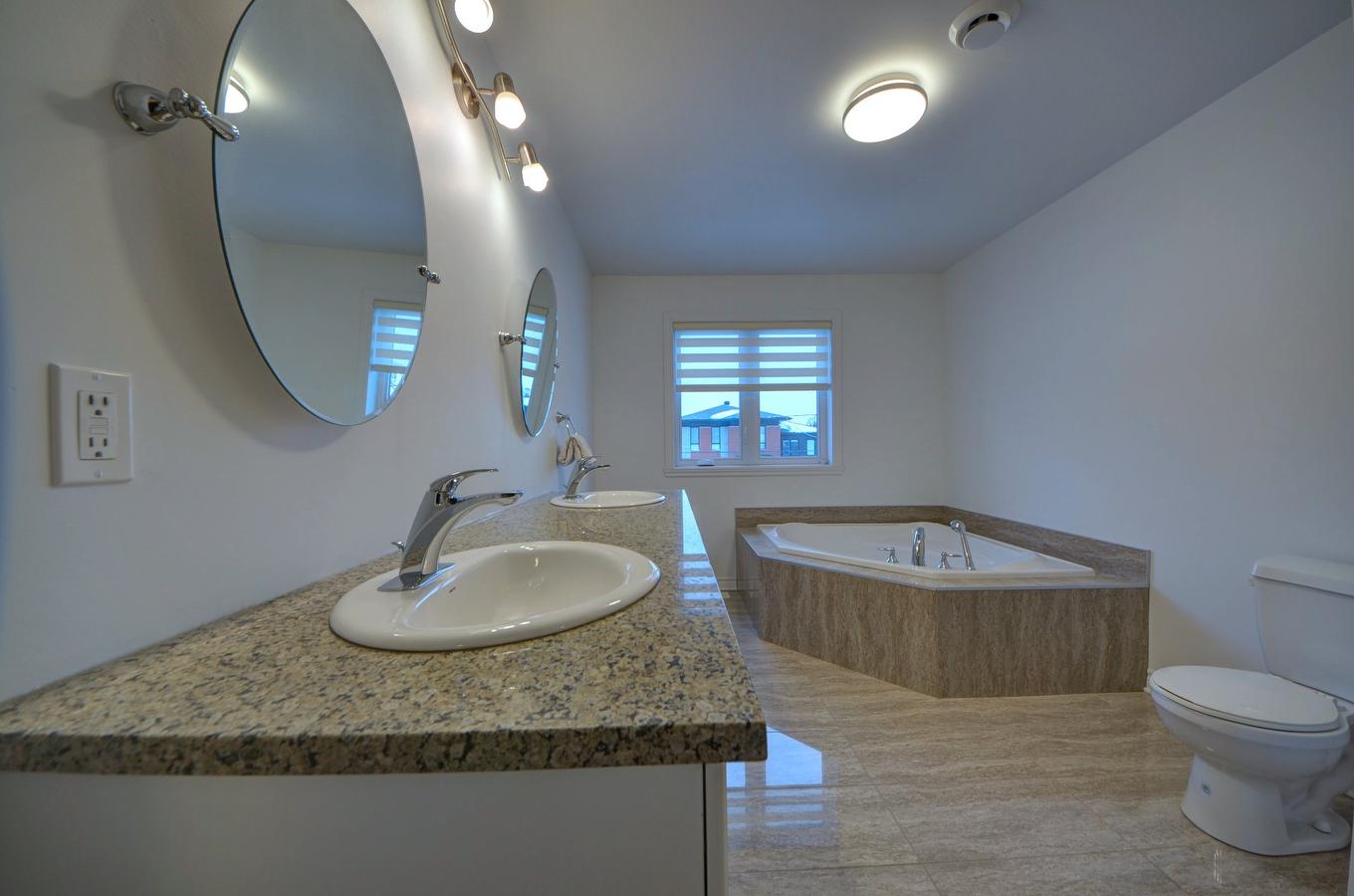 Bathroom - 5527 Rue Aline, Brossard, QC - Indoor Photo Showing Bathroom