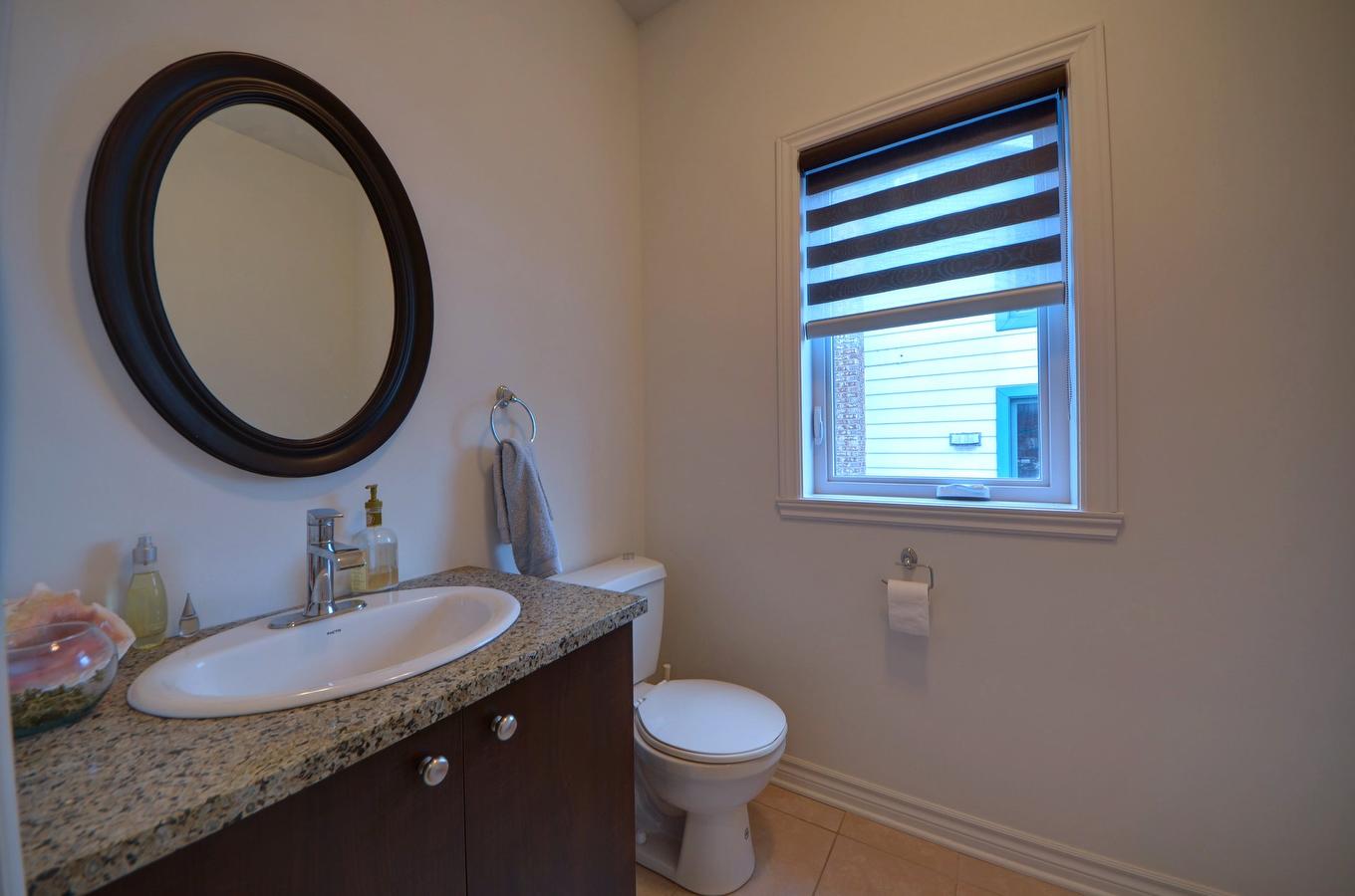 Powder room - 5527 Rue Aline, Brossard, QC - Indoor Photo Showing Bathroom
