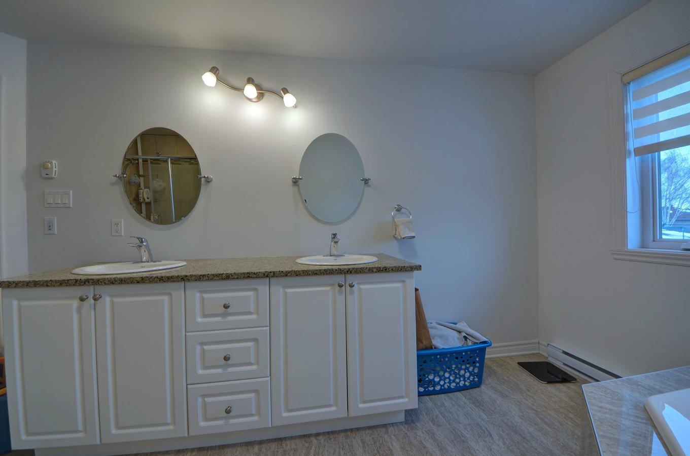 Bathroom - 5527 Rue Aline, Brossard, QC - Indoor Photo Showing Bathroom