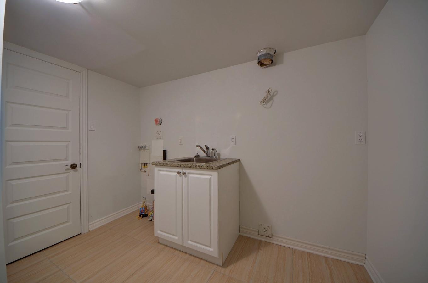 Laundry room - 5527 Rue Aline, Brossard, QC - Indoor Photo Showing Other Room