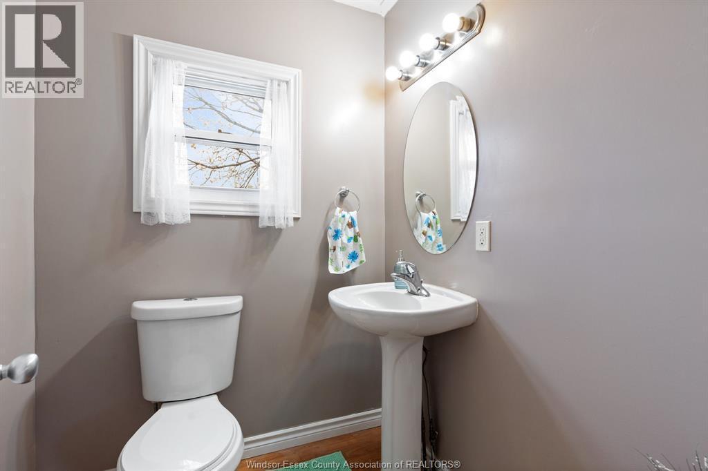 936 Arthur, Windsor, ON - Indoor Photo Showing Bathroom