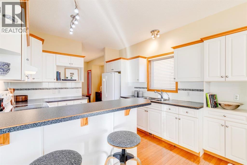 15875 Shannon Link Sw, Calgary, AB - Indoor Photo Showing Kitchen