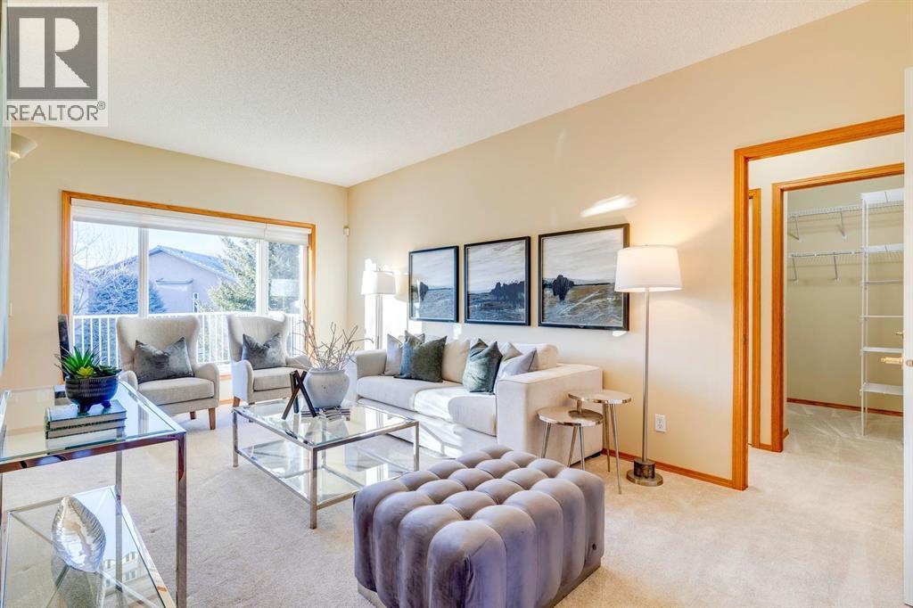 15875 Shannon Link Sw, Calgary, AB - Indoor Photo Showing Living Room