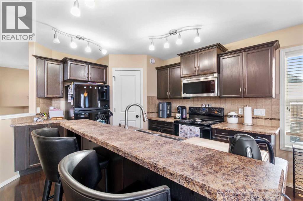 22 Morton Close, Penhold, AB - Indoor Photo Showing Kitchen With Upgraded Kitchen