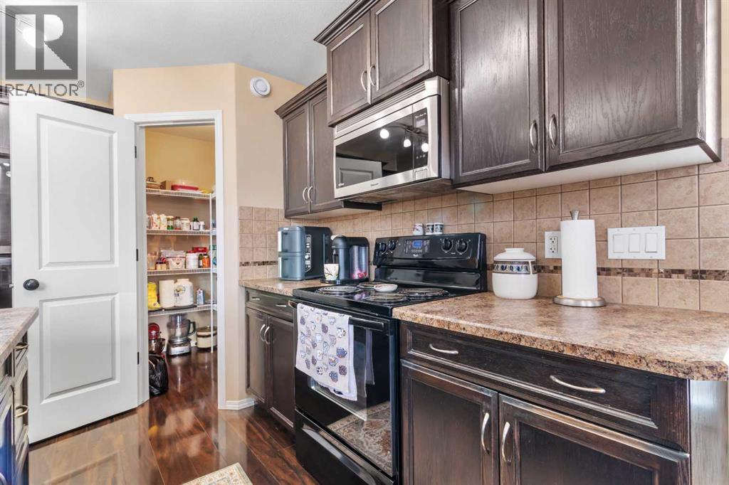 22 Morton Close, Penhold, AB - Indoor Photo Showing Kitchen