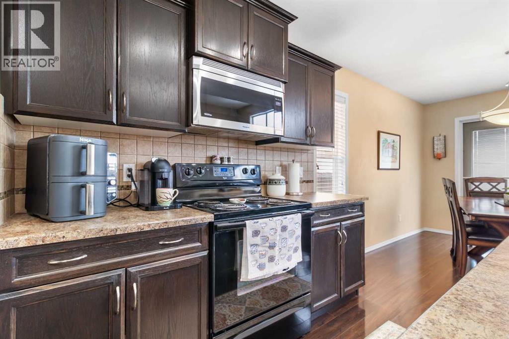 22 Morton Close, Penhold, AB - Indoor Photo Showing Kitchen