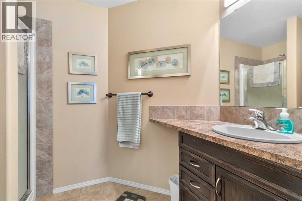 22 Morton Close, Penhold, AB - Indoor Photo Showing Bathroom
