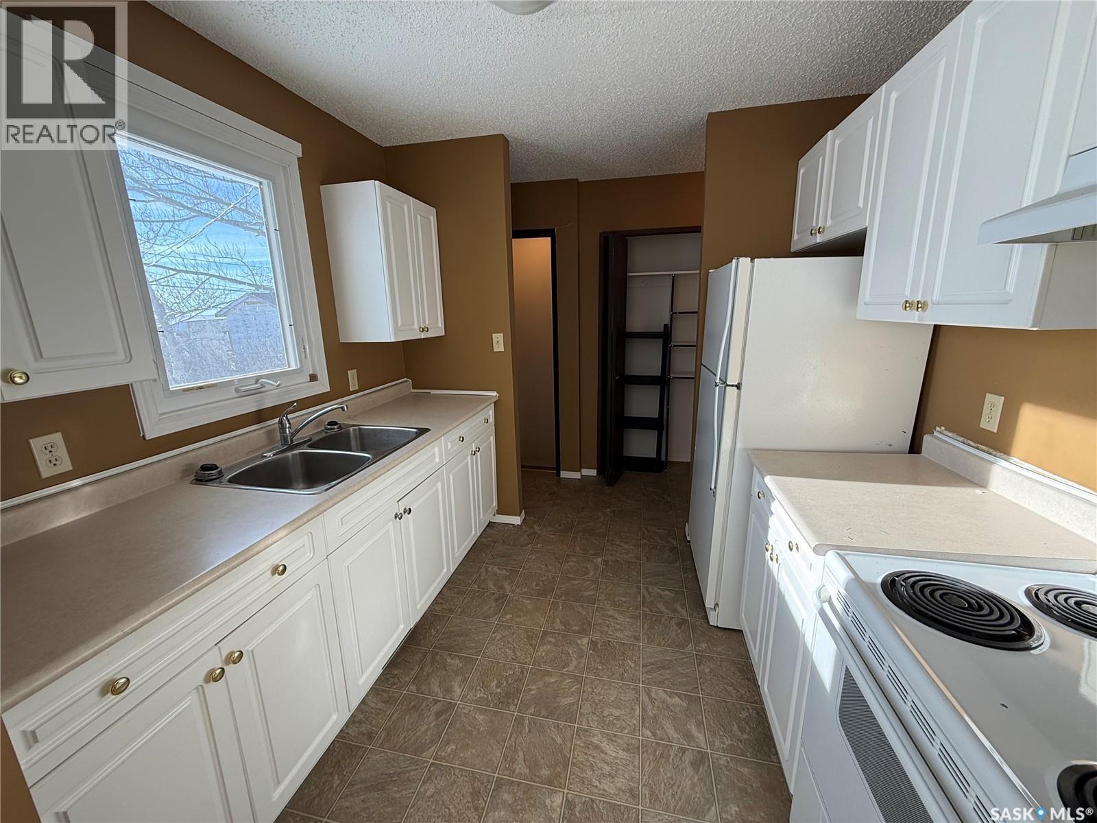 970 Larson Crescent, Eston, SK - Indoor Photo Showing Kitchen With Double Sink