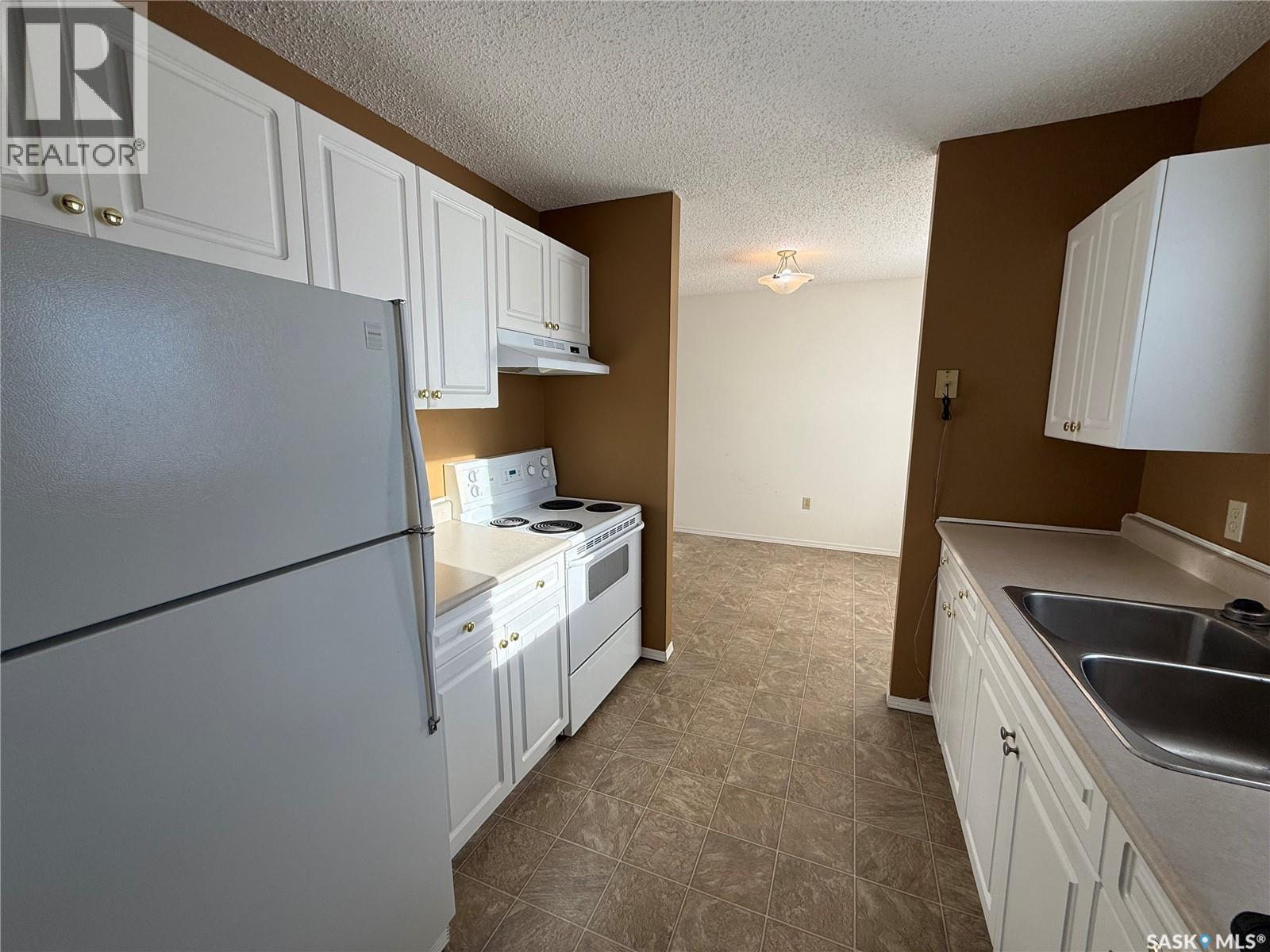 970 Larson Crescent, Eston, SK - Indoor Photo Showing Kitchen With Double Sink