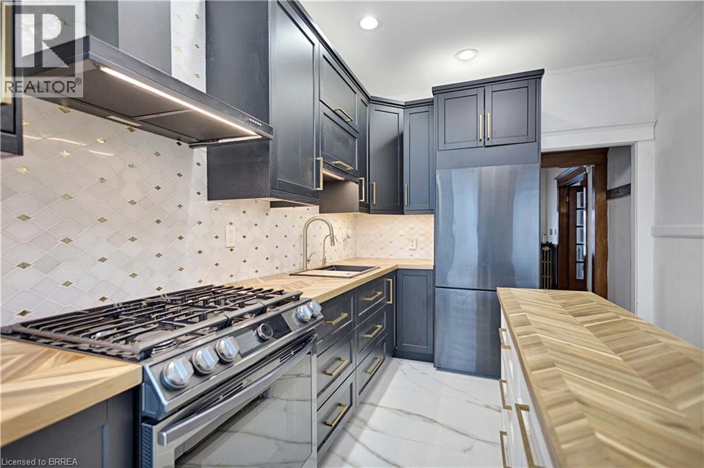 134 Sherman Avenue S, Hamilton, ON - Indoor Photo Showing Kitchen With Upgraded Kitchen