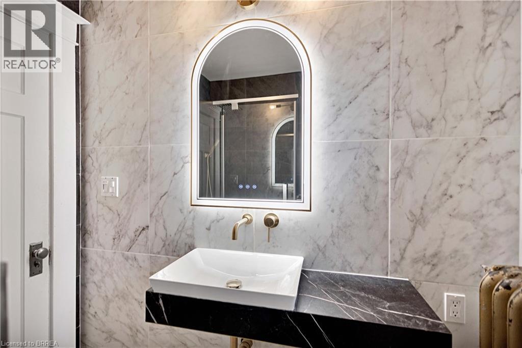 134 Sherman Avenue S, Hamilton, ON - Indoor Photo Showing Bathroom