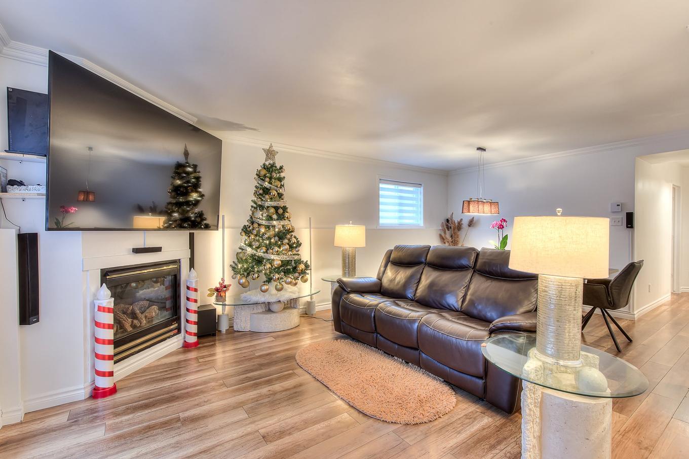 Salon - 101-70 Av. Brown, Vaudreuil-Dorion, QC - Indoor Photo Showing Living Room With Fireplace