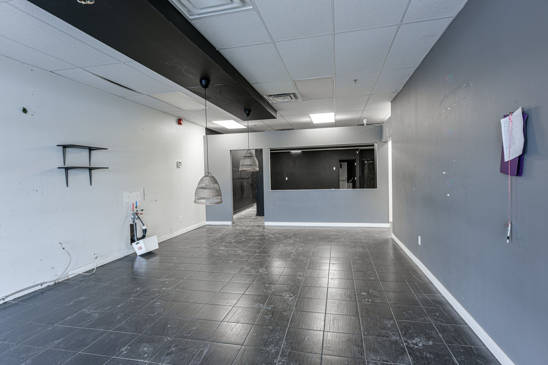 Commerce - 106-114-2001 Av. Victoria, Saint-Lambert, QC - Indoor