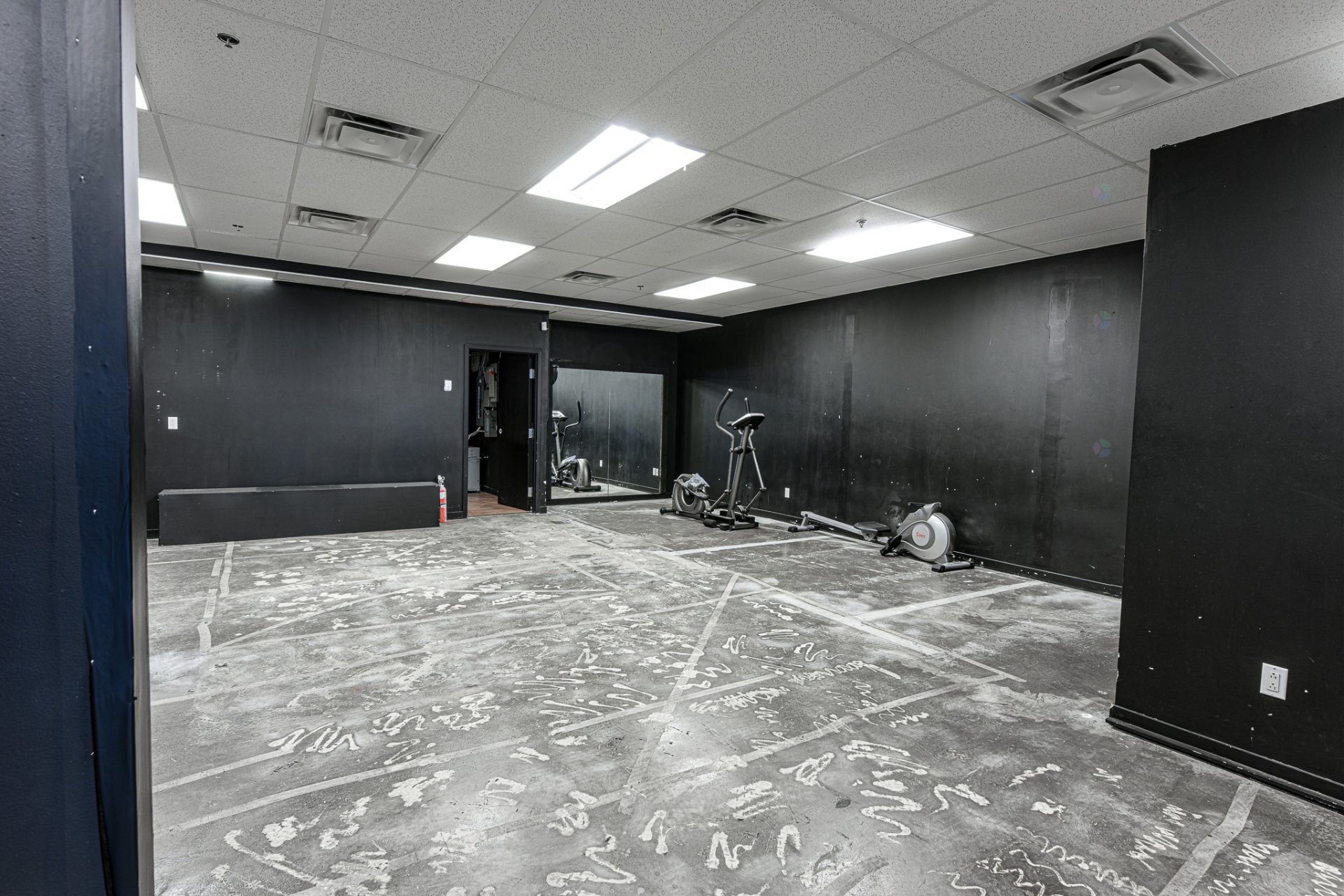 Commerce - 106-114-2001 Av. Victoria, Saint-Lambert, QC - Indoor