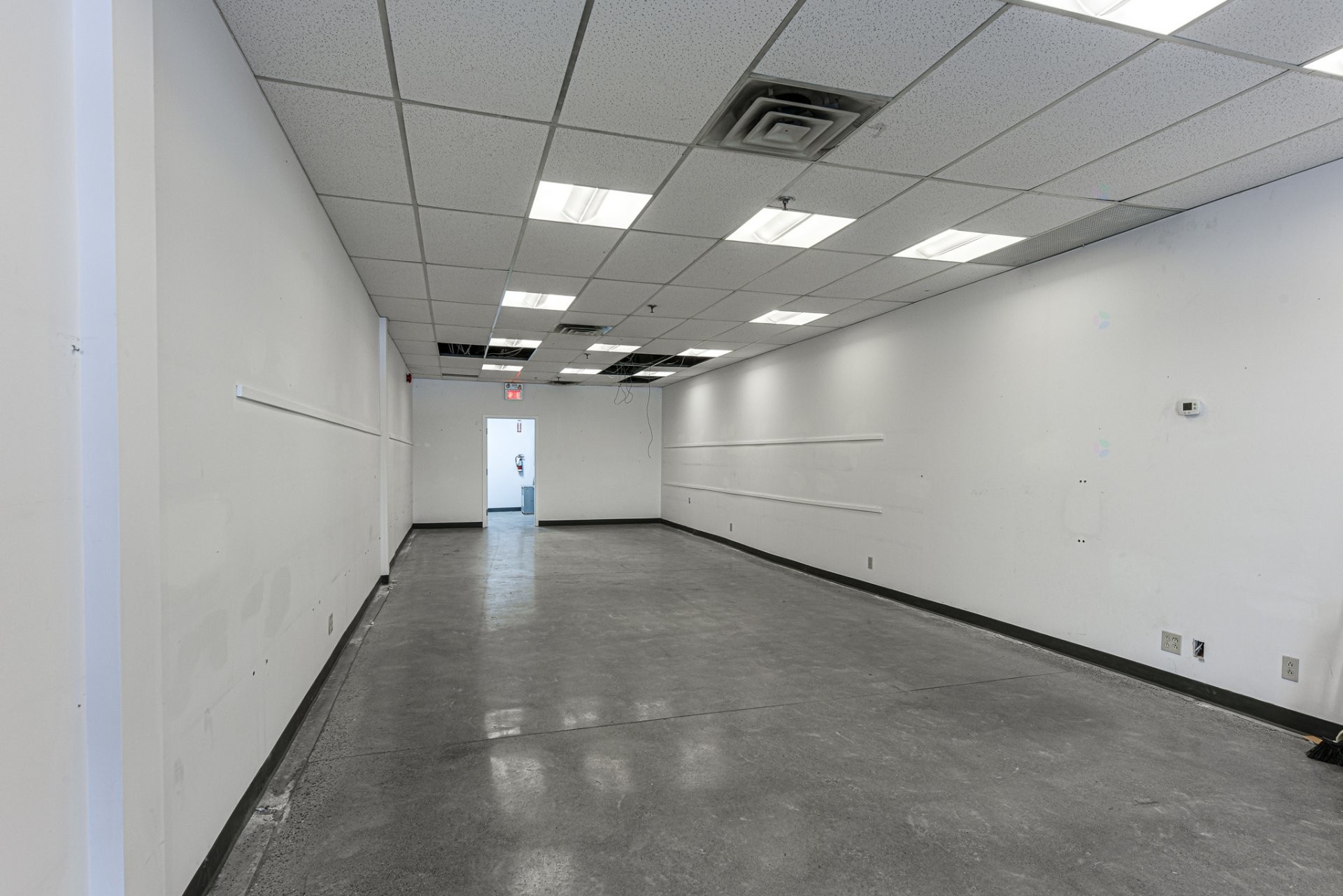 Commerce - 106-114-2001 Av. Victoria, Saint-Lambert, QC - Indoor Photo Showing Other Room