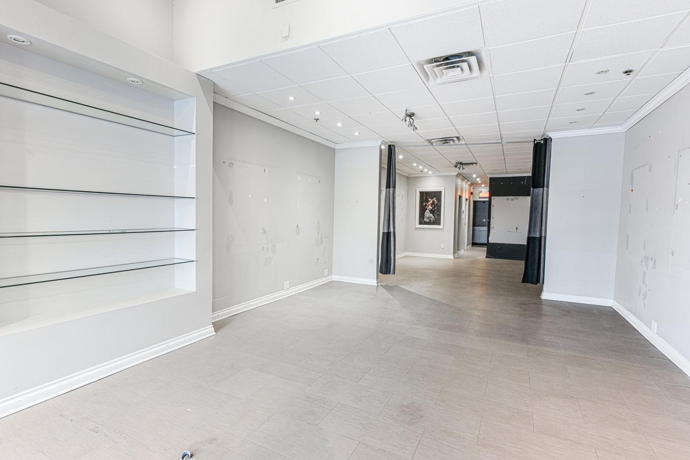 Commerce - 106-114-2001 Av. Victoria, Saint-Lambert, QC - Indoor Photo Showing Other Room