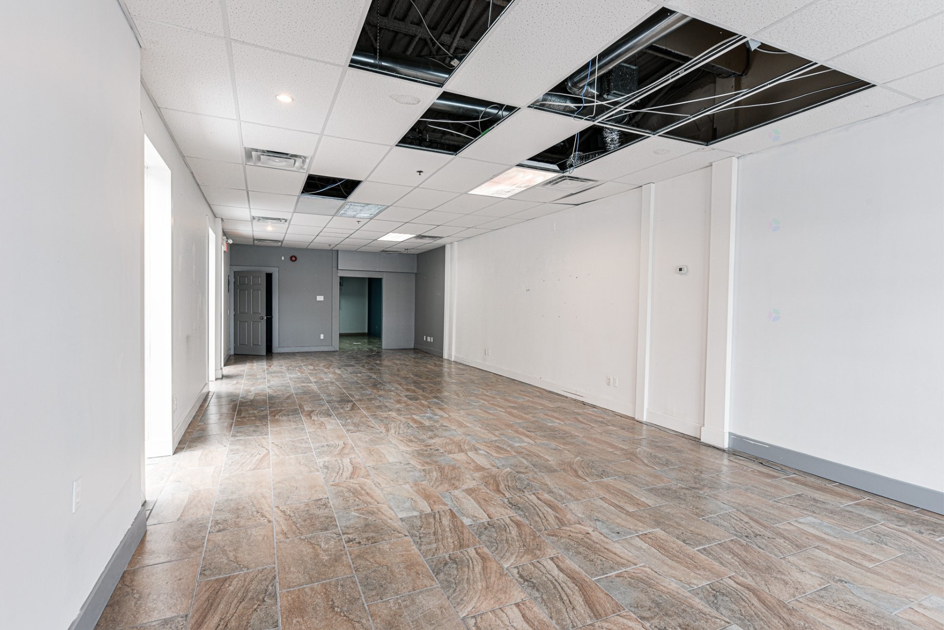 Commerce - 106-114-2001 Av. Victoria, Saint-Lambert, QC - Indoor Photo Showing Other Room