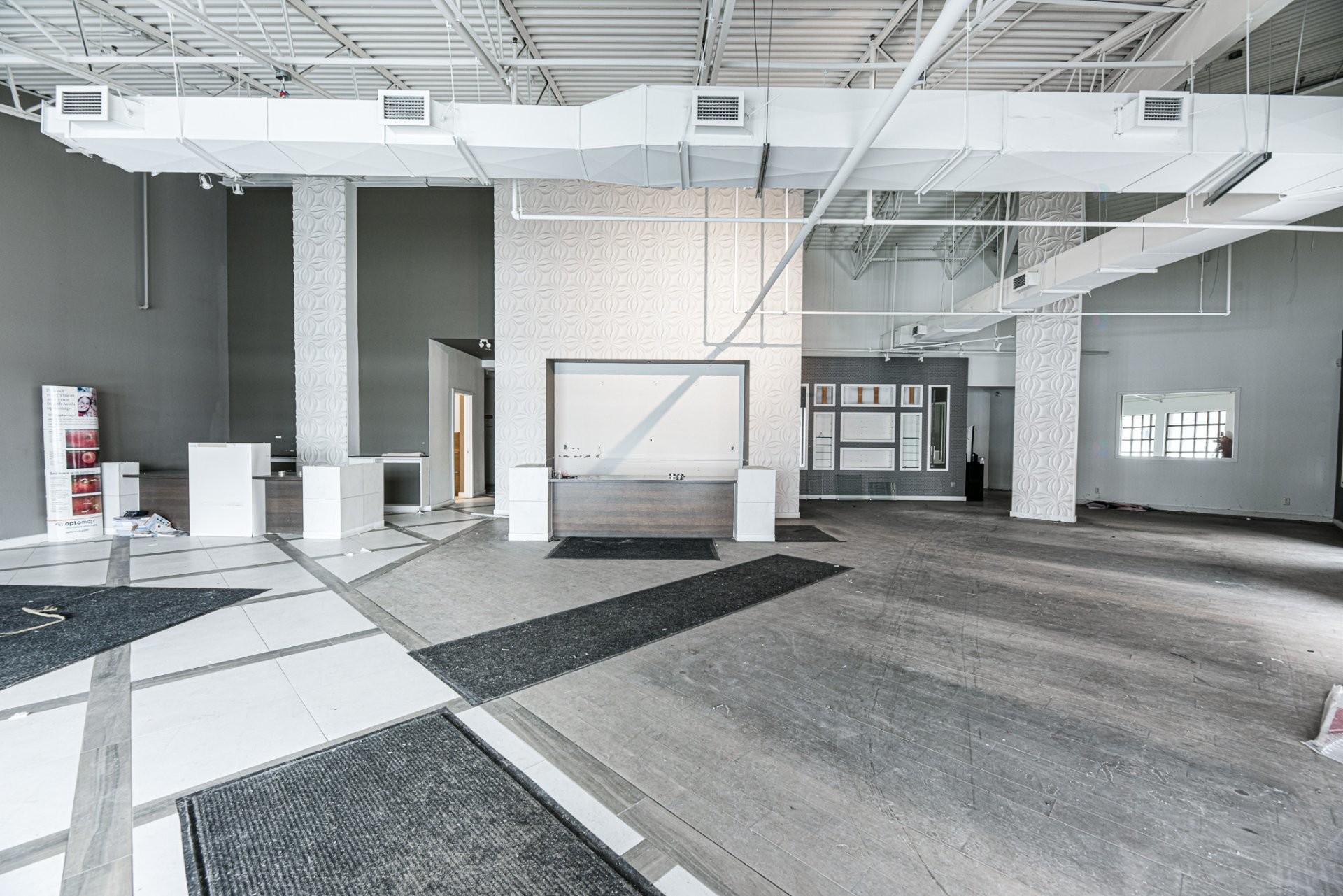 Commerce - 106-114-2001 Av. Victoria, Saint-Lambert, QC - Indoor Photo Showing Garage