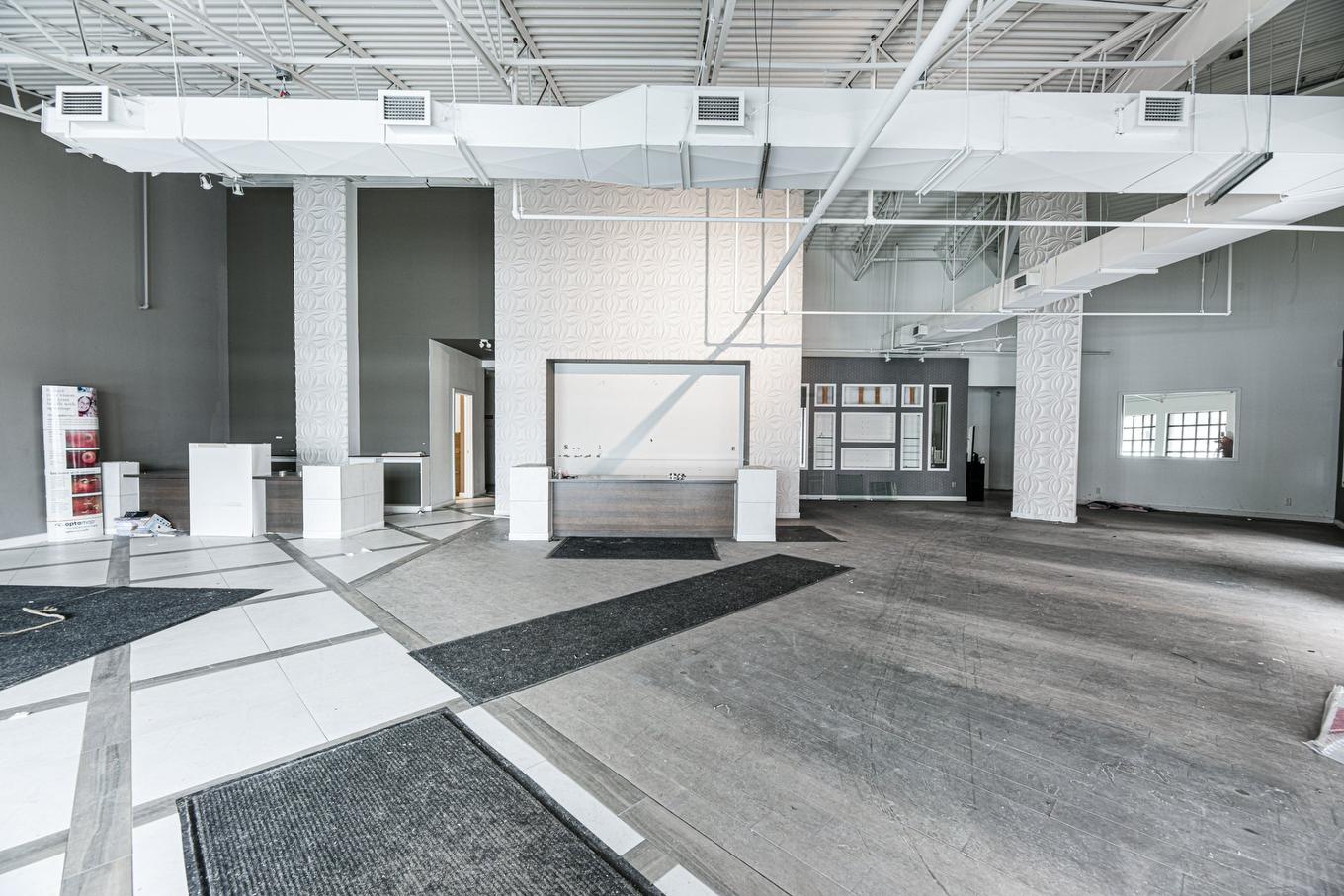 Commerce - 106-114-2001 Av. Victoria, Saint-Lambert, QC - Indoor Photo Showing Garage