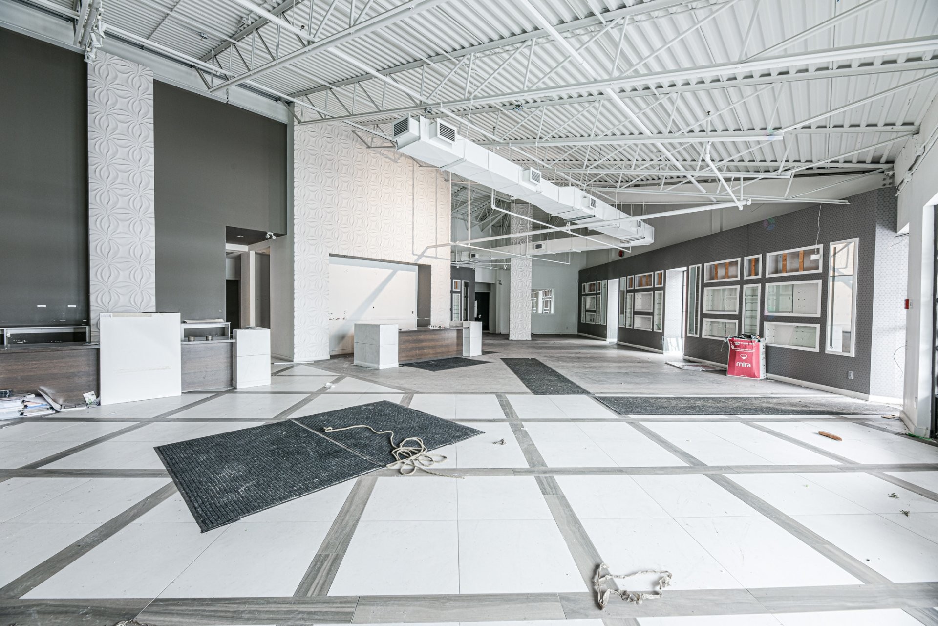 Commerce - 106-114-2001 Av. Victoria, Saint-Lambert, QC -