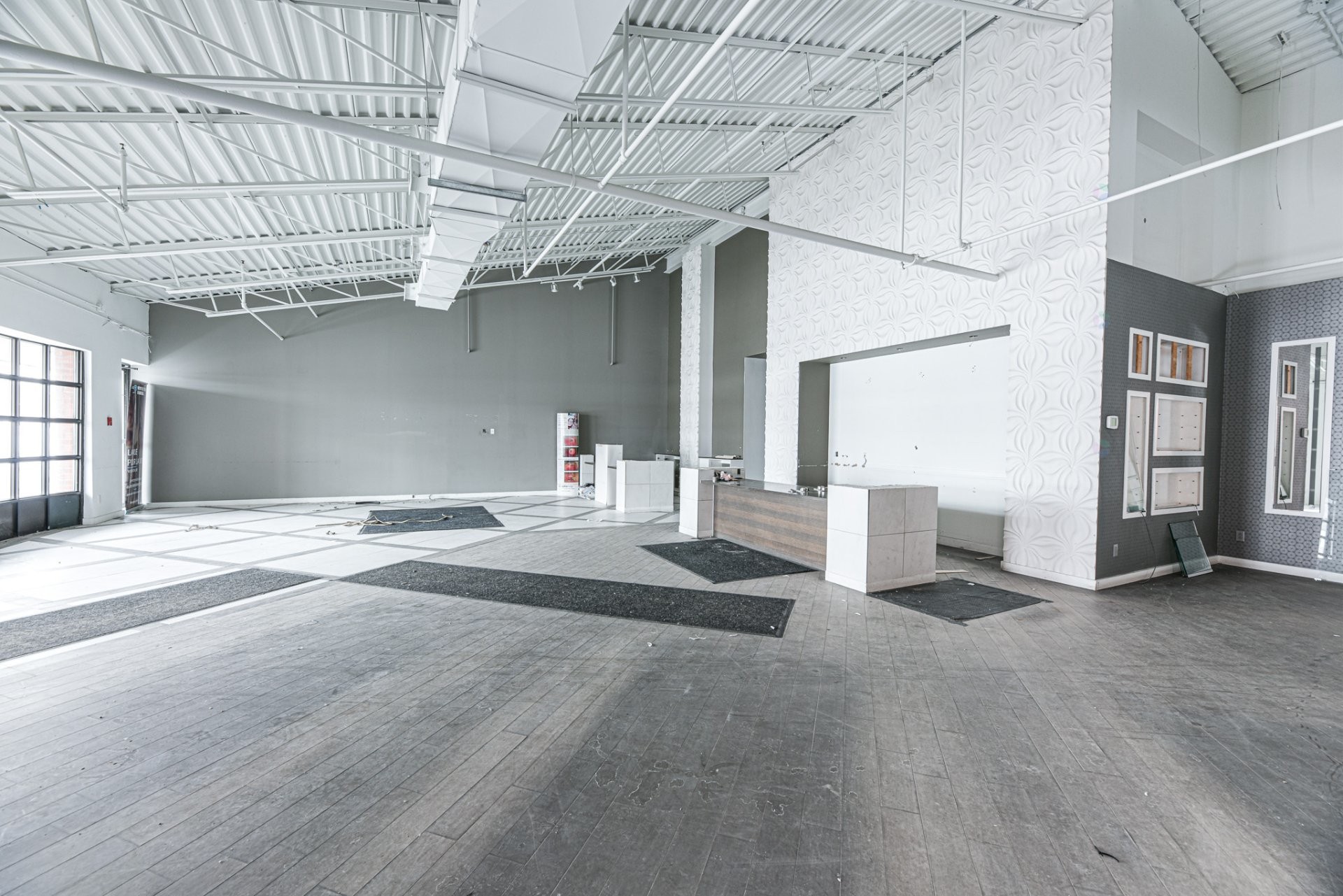 Commerce - 106-114-2001 Av. Victoria, Saint-Lambert, QC - Indoor