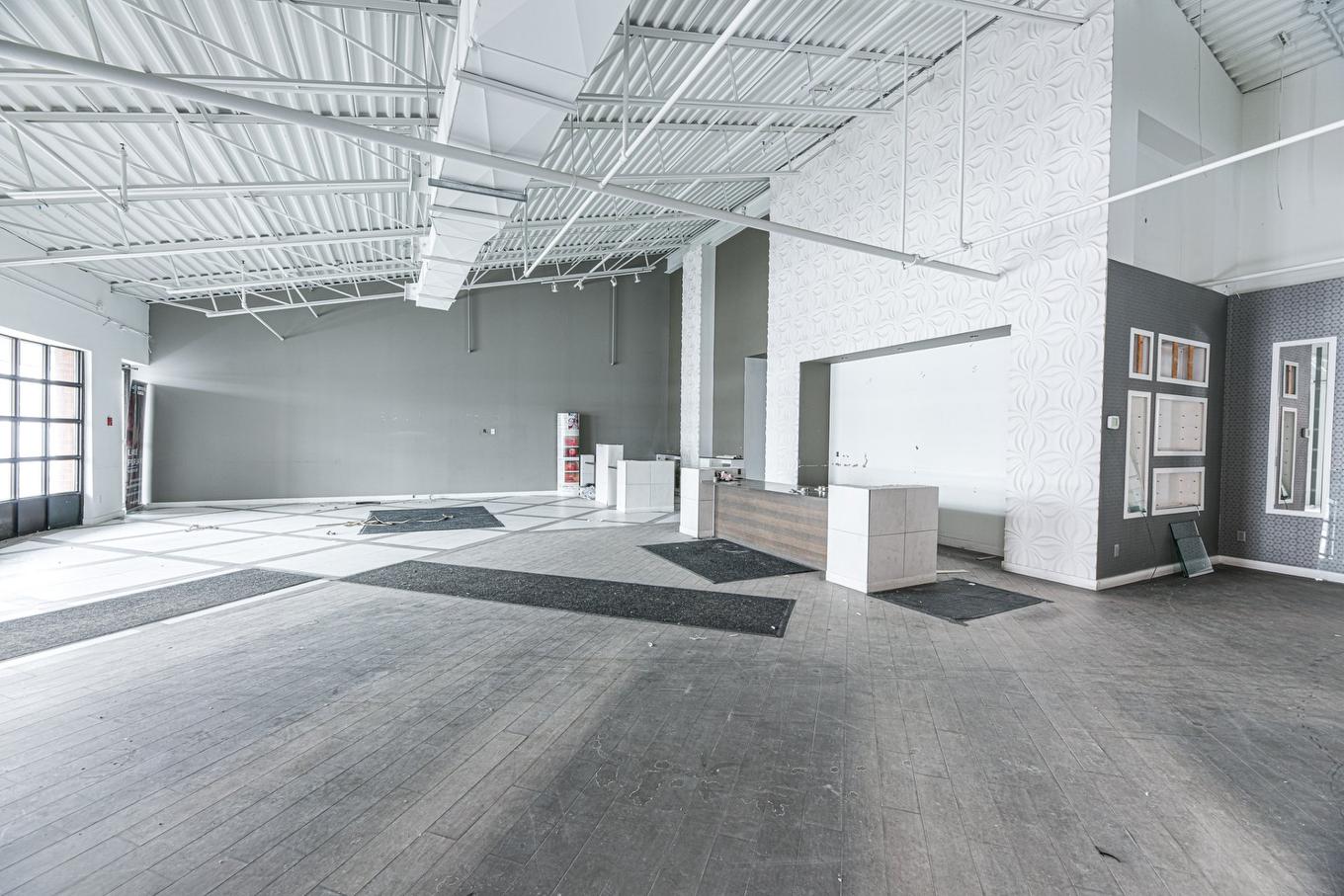 Commerce - 106-114-2001 Av. Victoria, Saint-Lambert, QC - Indoor