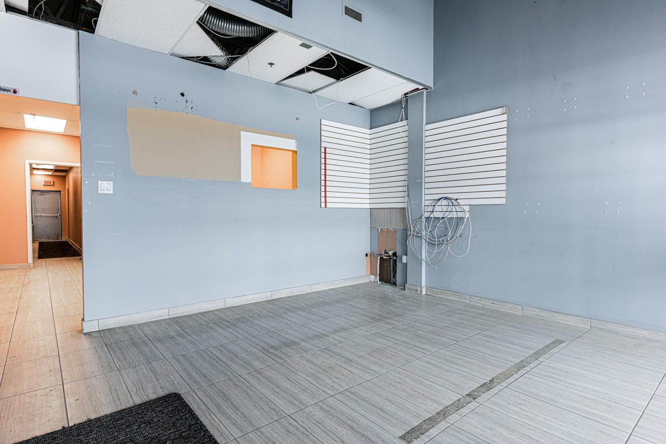 Commerce - 106-114-2001 Av. Victoria, Saint-Lambert, QC - Indoor