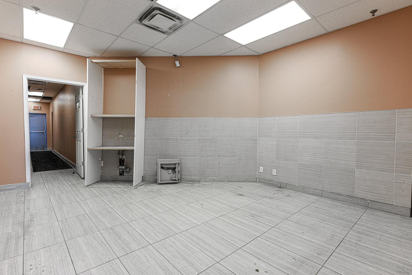 Commerce - 106-114-2001 Av. Victoria, Saint-Lambert, QC - Indoor Photo Showing Other Room