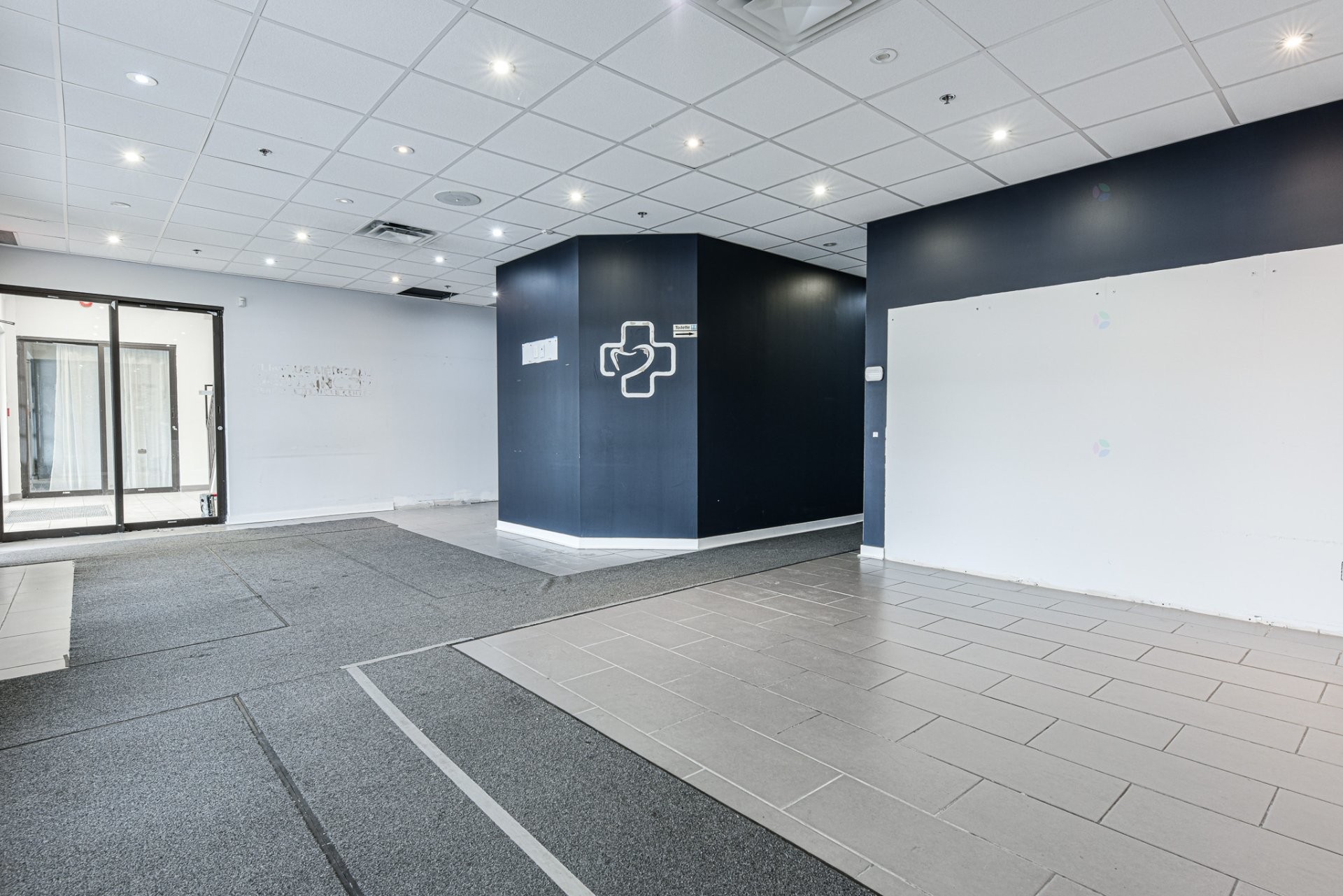 Commerce - 106-114-2001 Av. Victoria, Saint-Lambert, QC - Indoor Photo Showing Other Room