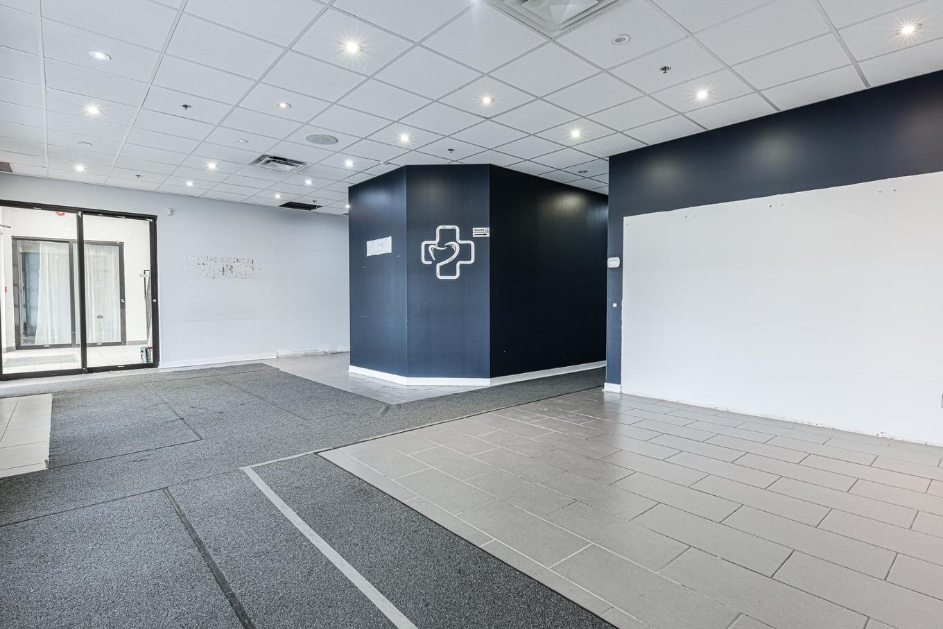 Commerce - 106-114-2001 Av. Victoria, Saint-Lambert, QC - Indoor Photo Showing Other Room