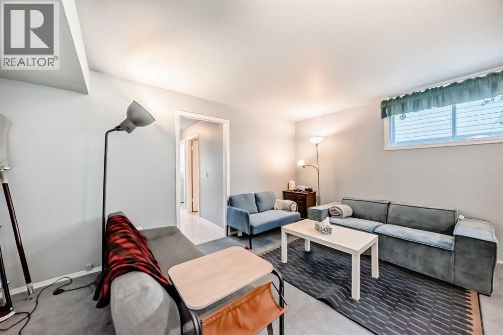 142 Hunterhorn Drive Ne, Calgary, AB - Indoor Photo Showing Living Room