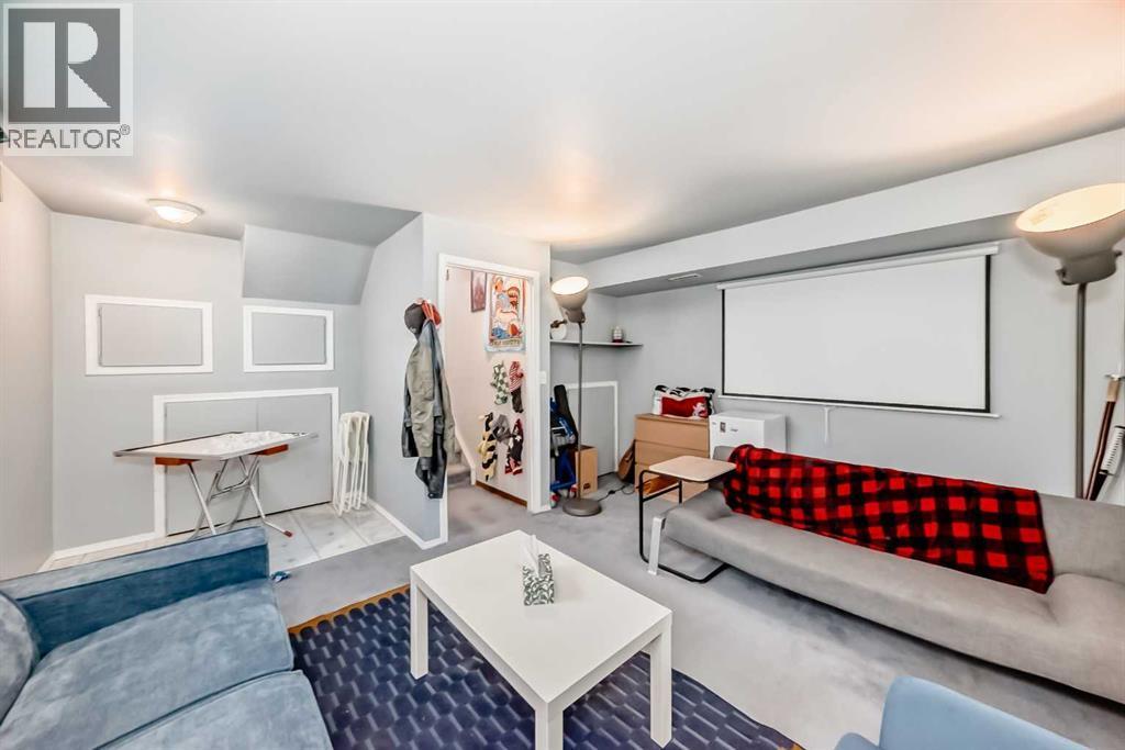 142 Hunterhorn Drive Ne, Calgary, AB - Indoor Photo Showing Living Room