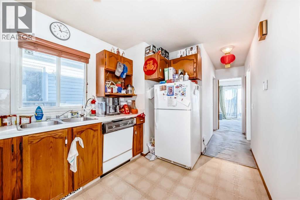 142 Hunterhorn Drive Ne, Calgary, AB - Indoor Photo Showing Kitchen With Double Sink