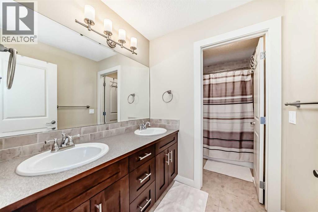 49 Crestridge View Sw, Calgary, AB - Indoor Photo Showing Bathroom