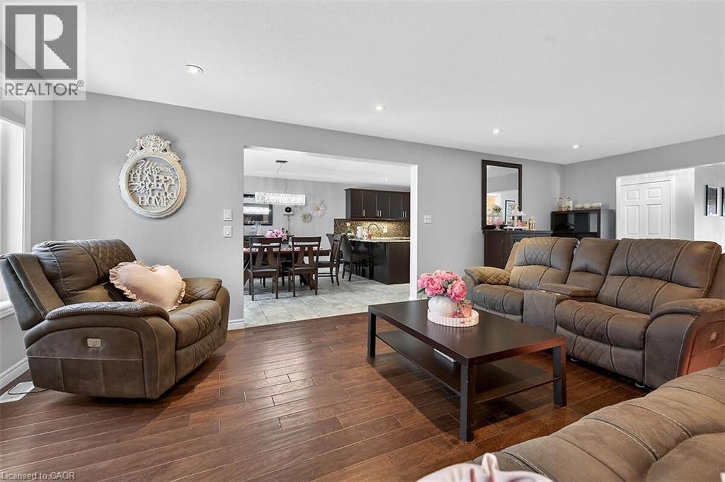71 Jessica Street, Hamilton, ON - Indoor Photo Showing Living Room