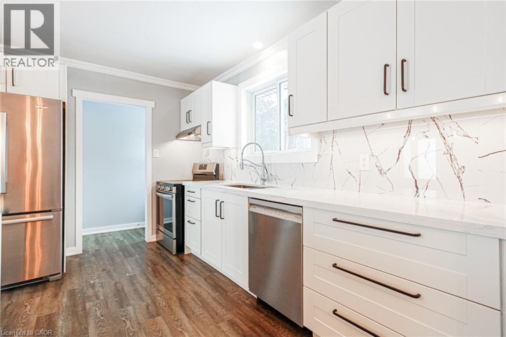 626 Cape Avenue, Burlington, ON - Indoor Photo Showing Kitchen With Upgraded Kitchen
