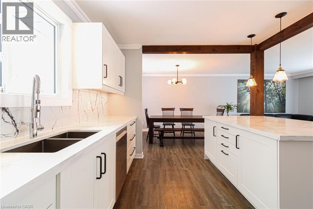 626 Cape Avenue, Burlington, ON - Indoor Photo Showing Kitchen With Double Sink With Upgraded Kitchen