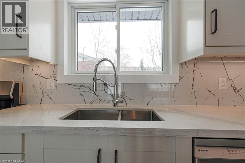 626 Cape Avenue, Burlington, ON - Indoor Photo Showing Kitchen With Double Sink