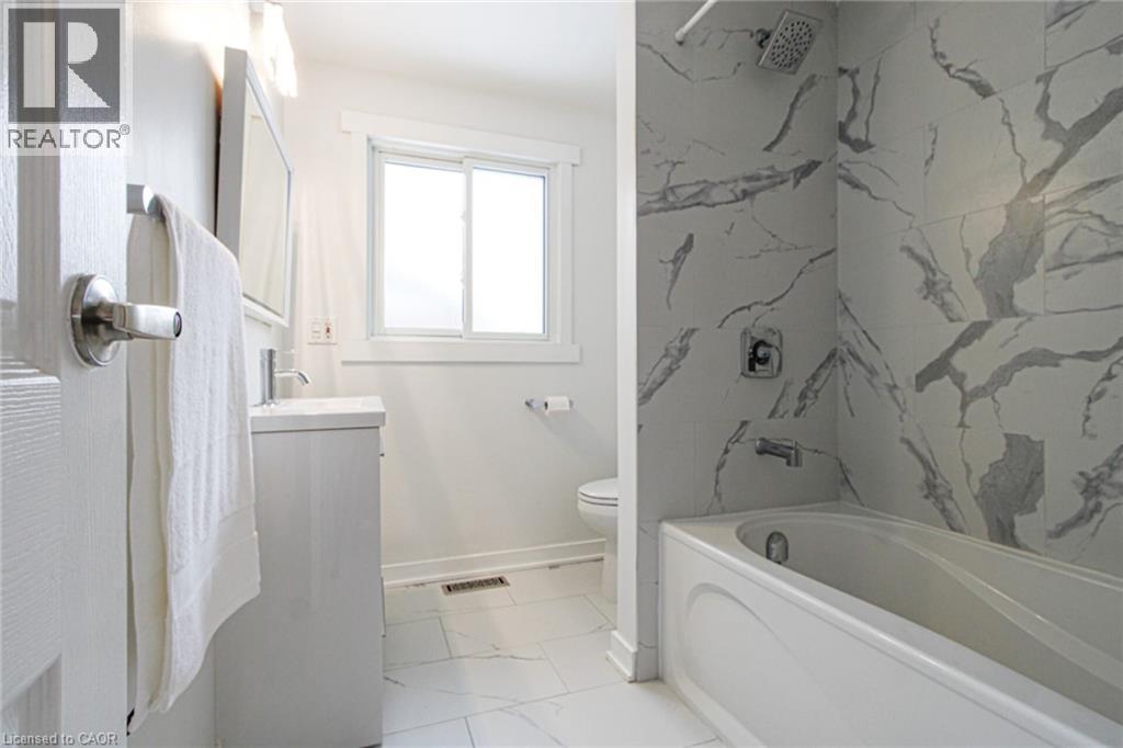 626 Cape Avenue, Burlington, ON - Indoor Photo Showing Bathroom