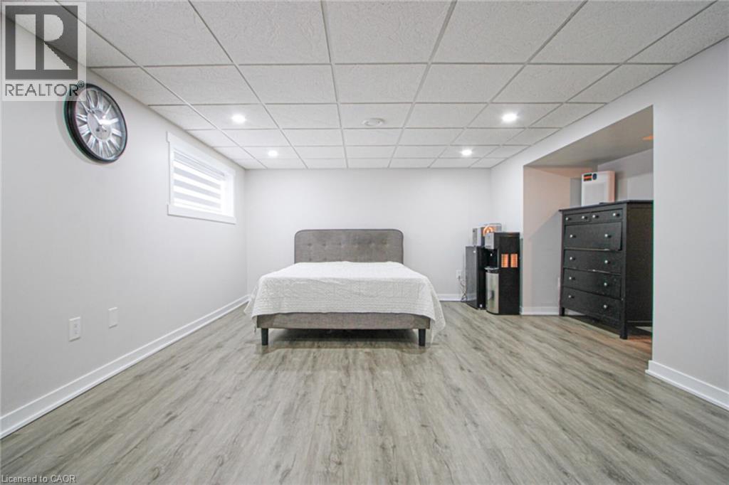 626 Cape Avenue, Burlington, ON - Indoor Photo Showing Bedroom