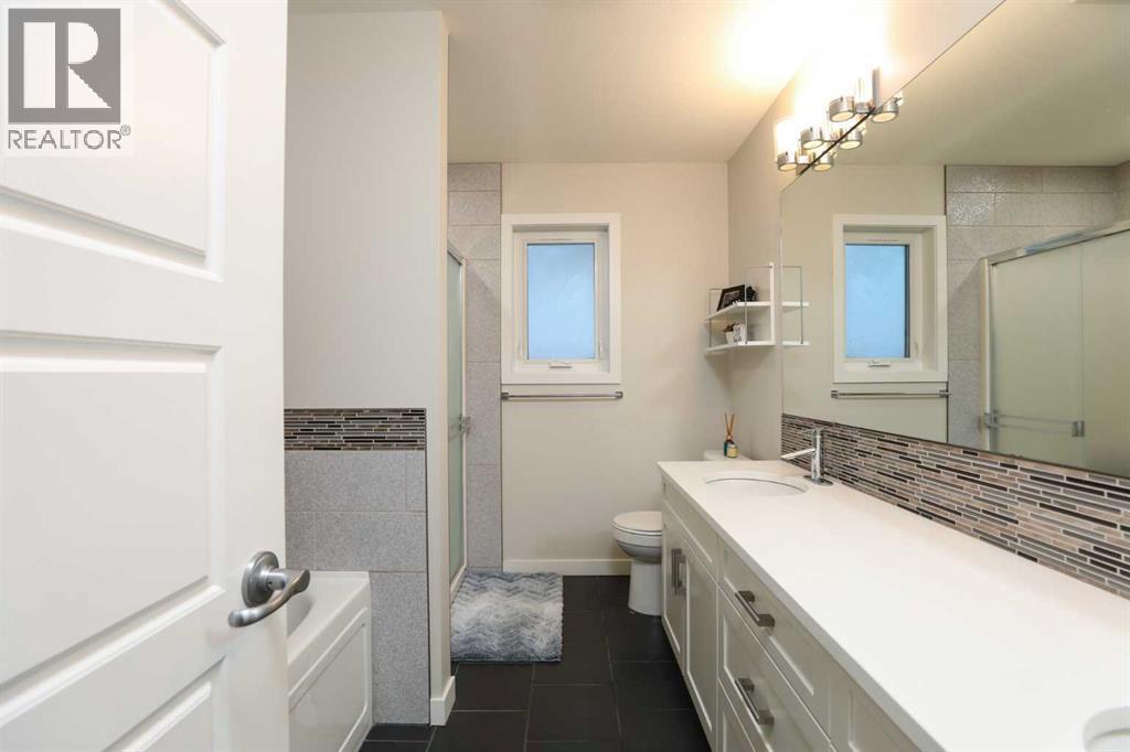 711 Moonlight Crescent W, Lethbridge, AB - Indoor Photo Showing Bathroom