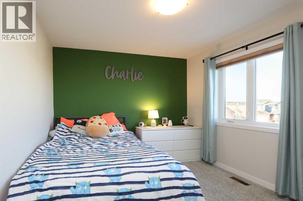 711 Moonlight Crescent W, Lethbridge, AB - Indoor Photo Showing Bedroom