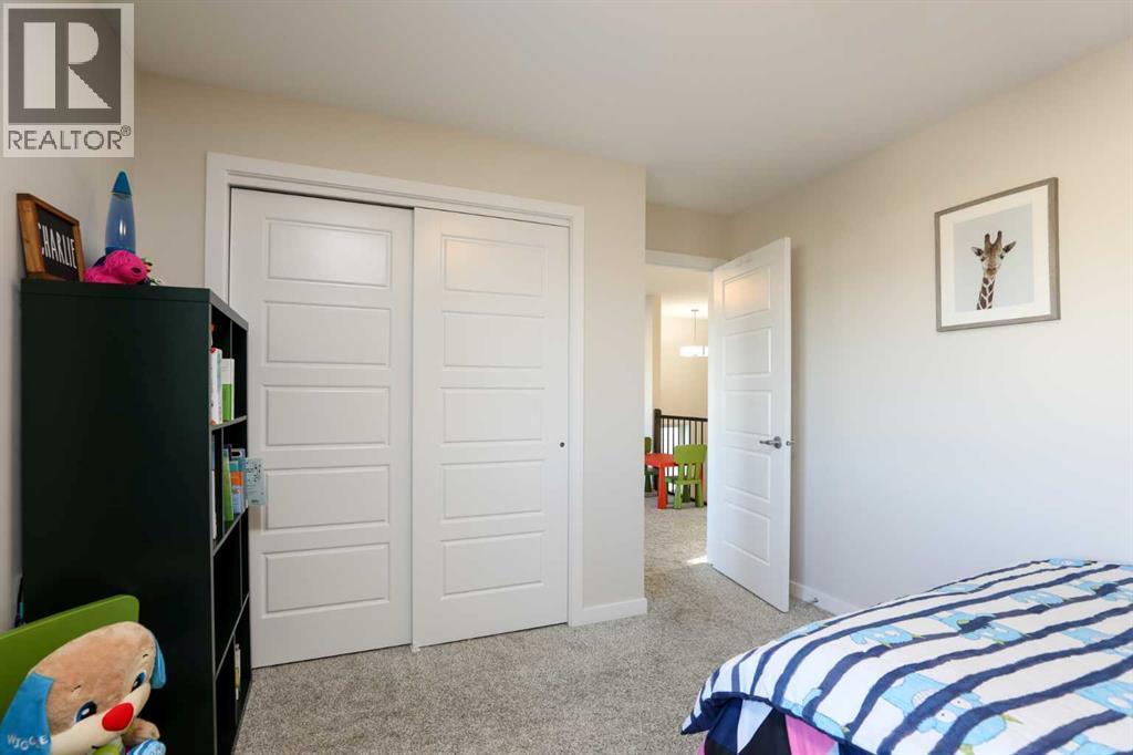 711 Moonlight Crescent W, Lethbridge, AB - Indoor Photo Showing Bedroom