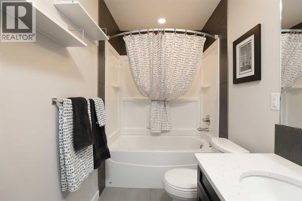 711 Moonlight Crescent W, Lethbridge, AB - Indoor Photo Showing Bathroom