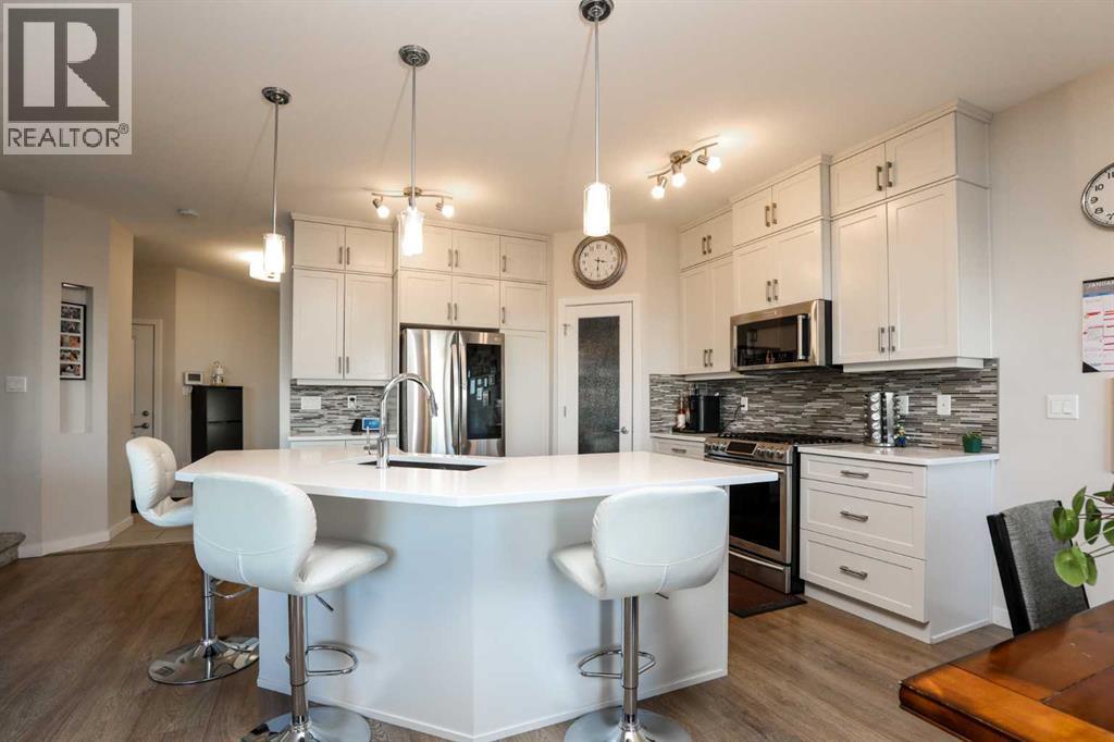 711 Moonlight Crescent W, Lethbridge, AB - Indoor Photo Showing Kitchen With Upgraded Kitchen