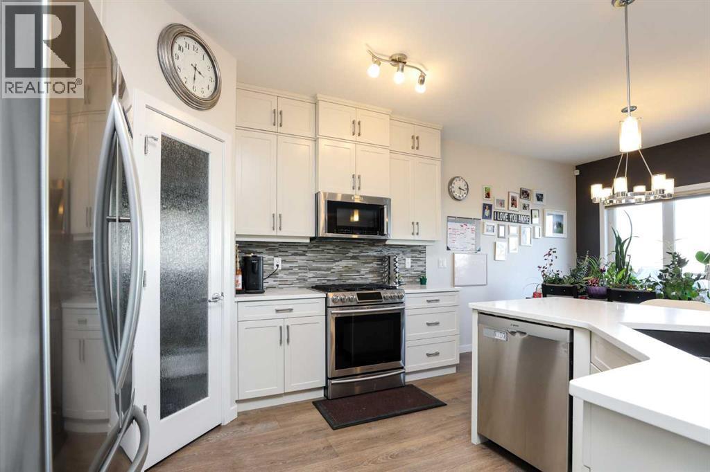 711 Moonlight Crescent W, Lethbridge, AB - Indoor Photo Showing Kitchen With Upgraded Kitchen