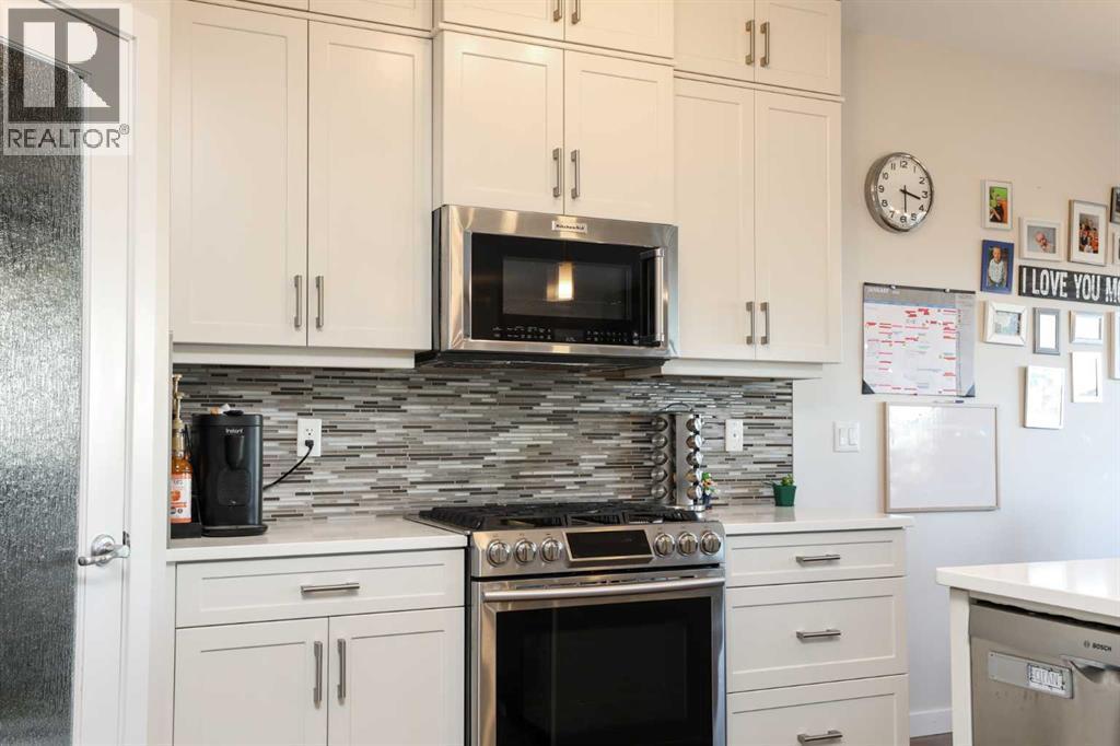 711 Moonlight Crescent W, Lethbridge, AB - Indoor Photo Showing Kitchen With Upgraded Kitchen